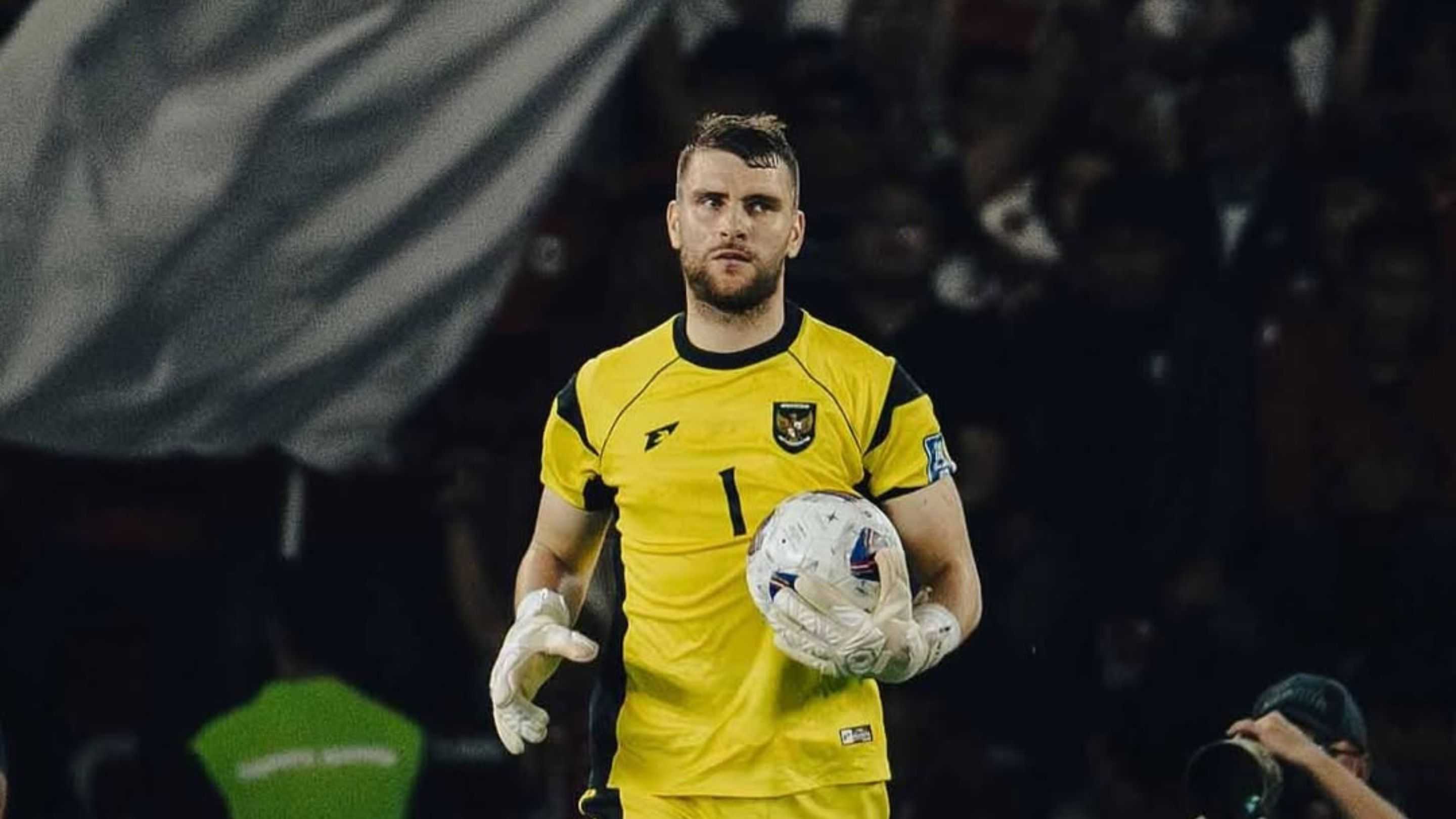 Fabrizio Romano Bocorkan Transfer Maarten Paes ke Ajax